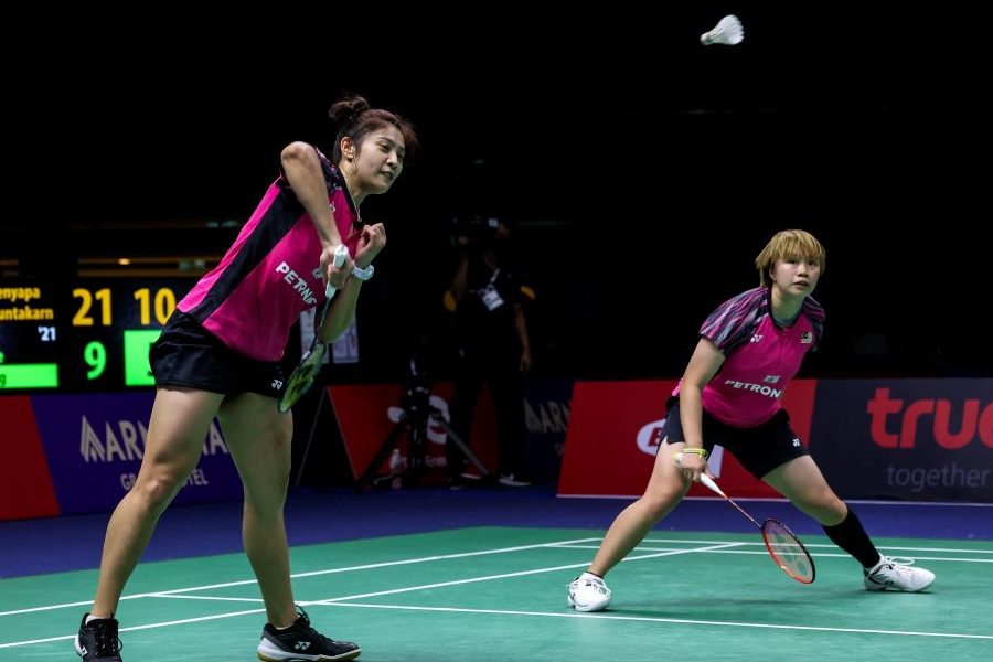 Teoh Mei Xing (left) and Valeree Siow in action during their match against Thailand’s Aimsaard sisters, Benyapa and Nuntakarn in the Uber Cup in Bangkok on Monday. PIC COURTESY OF BADMINTON PHOTO