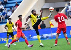 Mukhairi Ajmal (centre) in action against Singpaore during the May 14 match in Hanoi. - BERNAMA PIC
