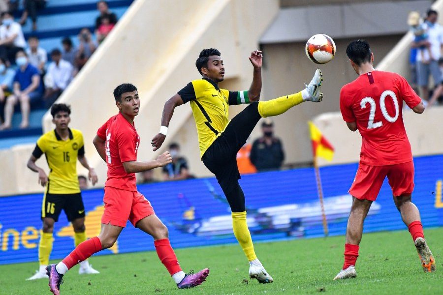 Mukhairi Ajmal (centre) in action against Singpaore during the May 14 match in Hanoi. - BERNAMA PIC